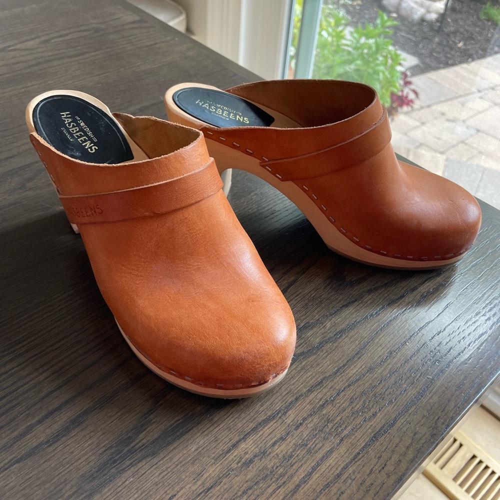 Swedish Hasbeens clogs, beautiful natural tan, gently worn size 37, some wear